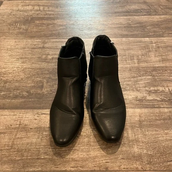 Women’s Croft and Barrow black faux leather ankle boots, size 9 - Picture 2 of 5